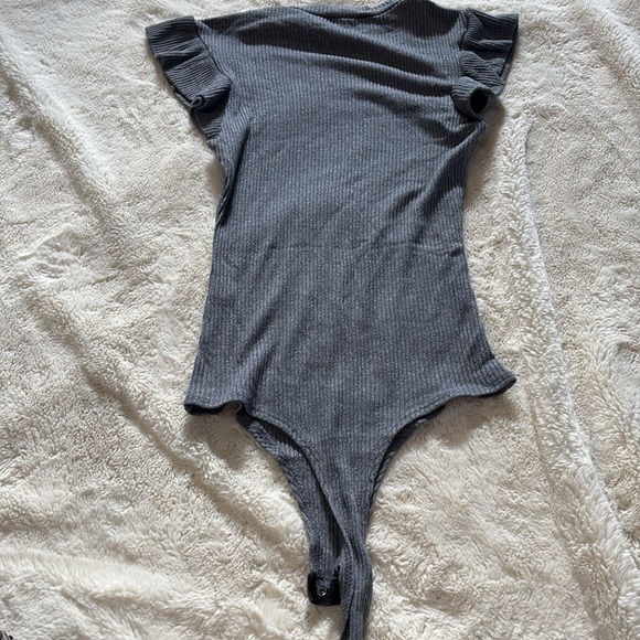 Fashion Nova Ribbed Bodysuit Size XS | Mock Neck | Flutter Sleeves | Stretchy | - Picture 3 of 5